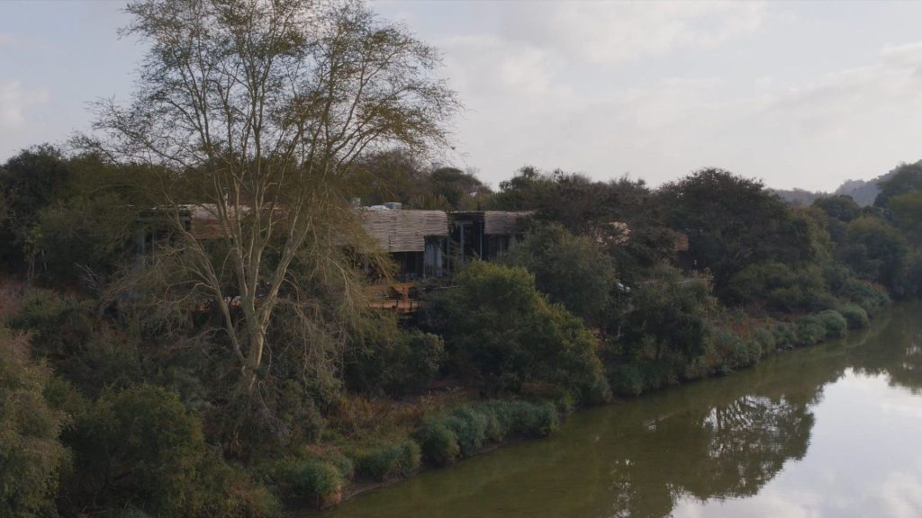The lodge above the Sweni River at Singita Sweni Lodge