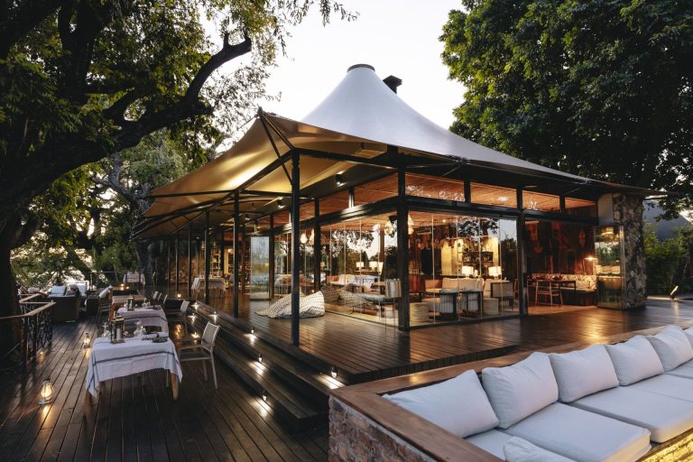 Main area at dusk at Thorntree River Lodge